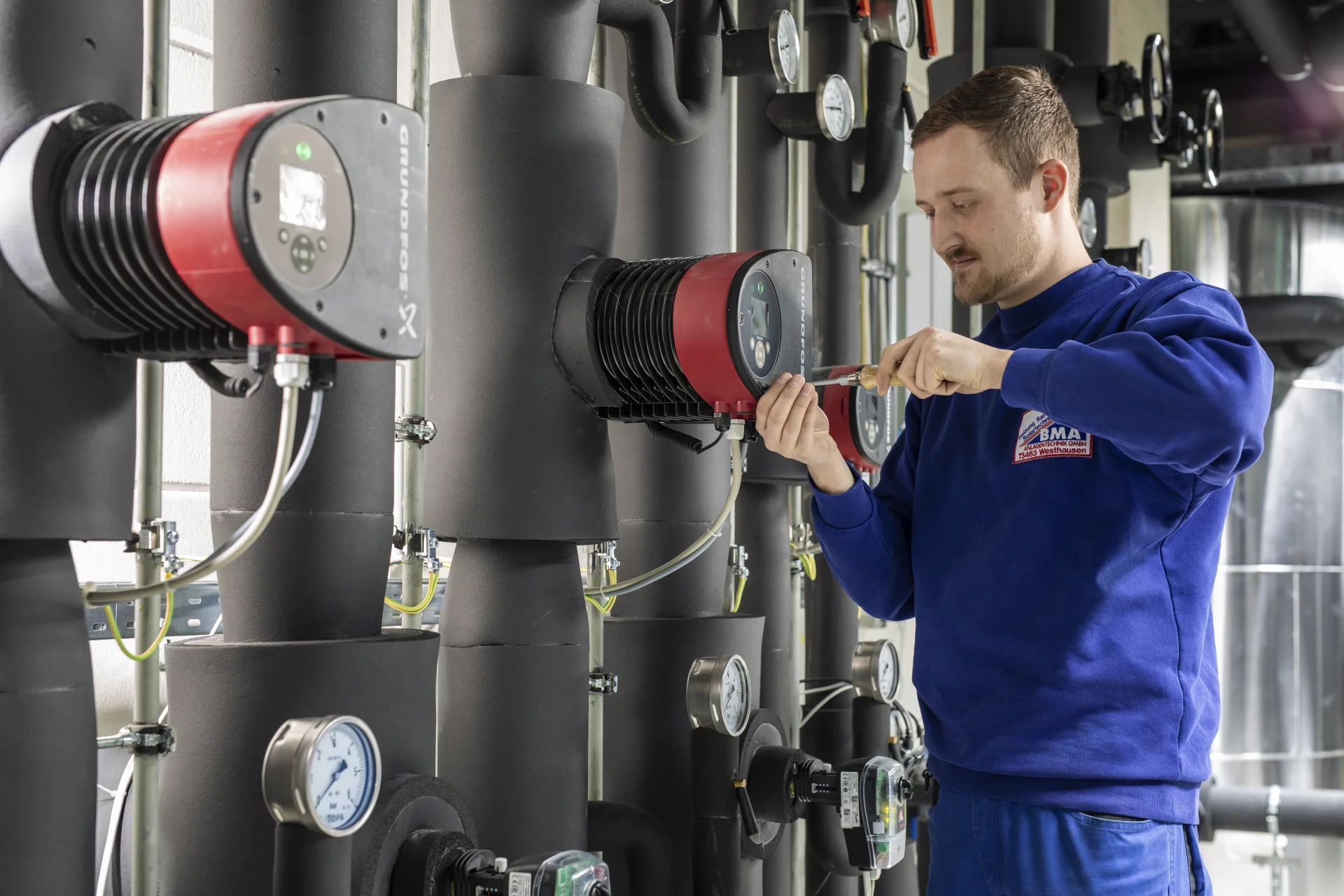 Anlagentechniker bei der Wartung einer Grundfoss Anlage